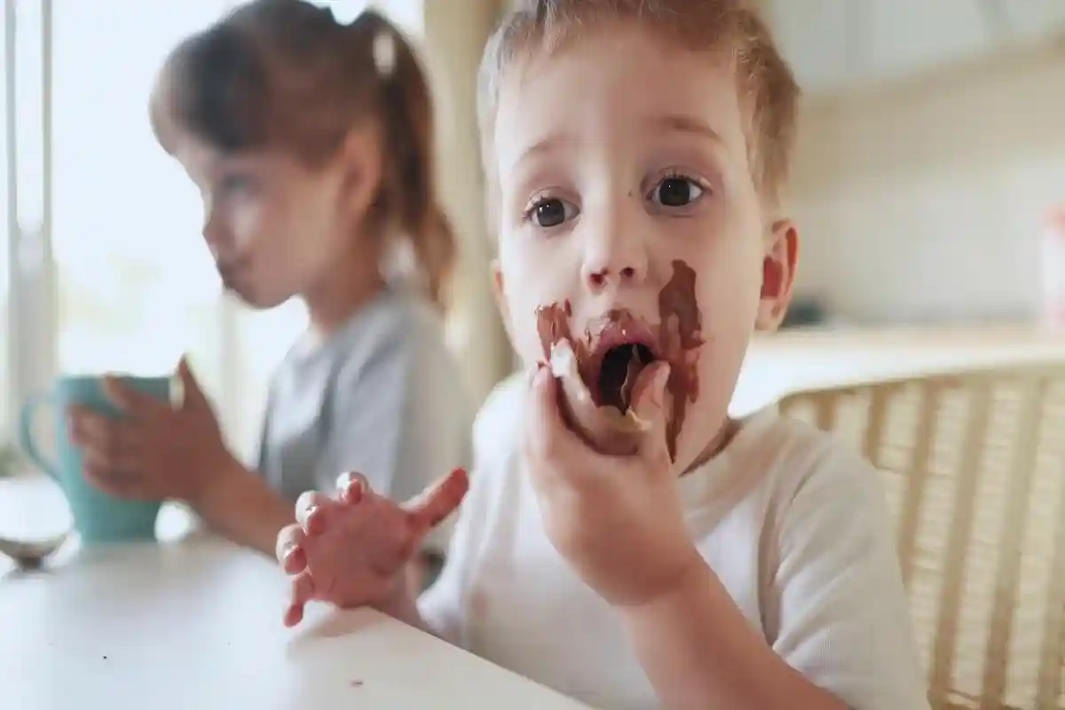 Все привычки, в том числе и пищевые, закладываются в детстве. Фото: ibragimova / shutterstock.com