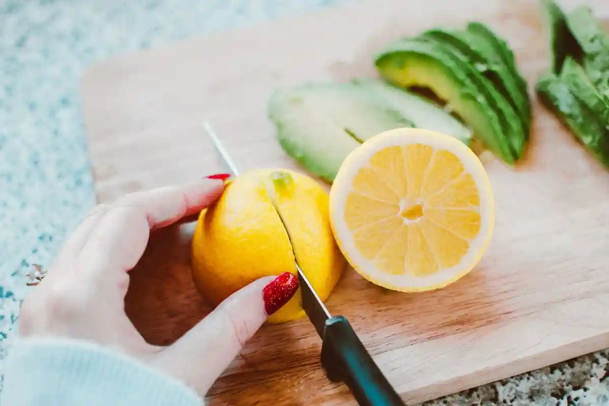 Как выбрать спелые лимоны, как их лучше нарезать и хранить. Фото: Lisa / Pexels.com