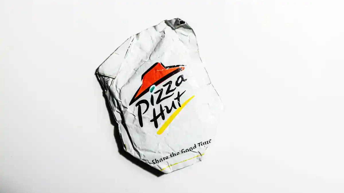 Компания уже заявила, что завершила продажу своего бизнеса Pizza Hut местному оператору. Фото: Mishaal Zahed/Unsplash.com