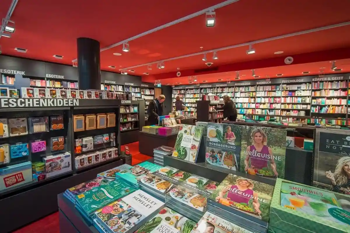 Книги на русском можно приобрести в центральном магазине Dussmann в Берлине. Фото: tripadvisor.ru