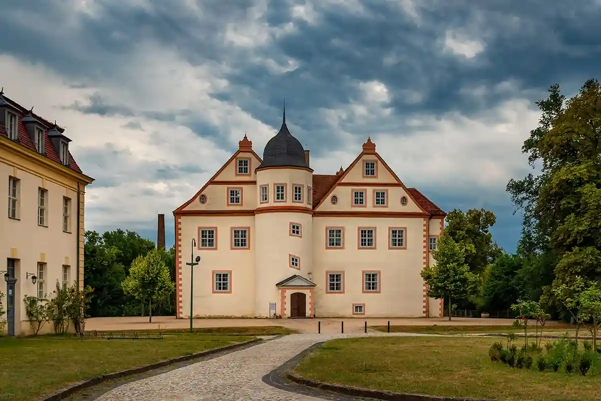 Замок Кёнигс-Вустерхаузен будто спрятался от суеты большого мира в спокойном и тихом месте. Фото ebenart