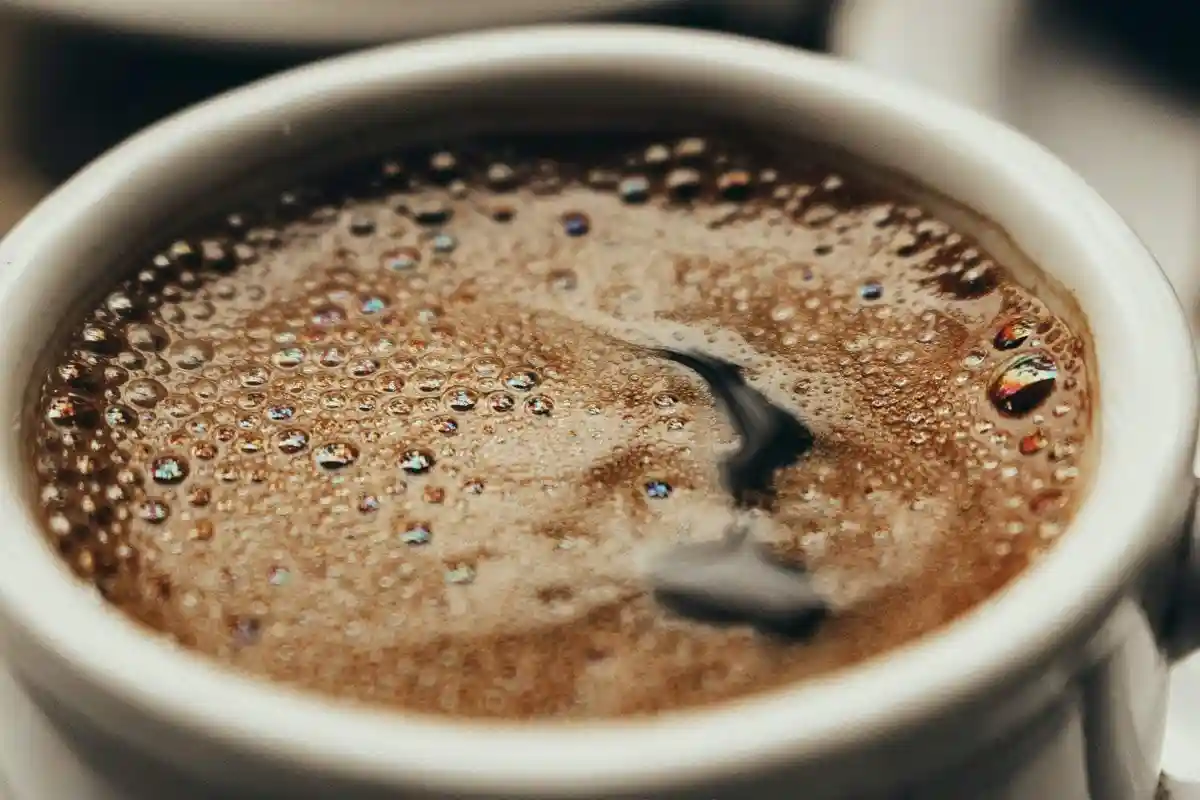 Подумайте об уровне кофеина. Фото: samer daboul / Pexels.