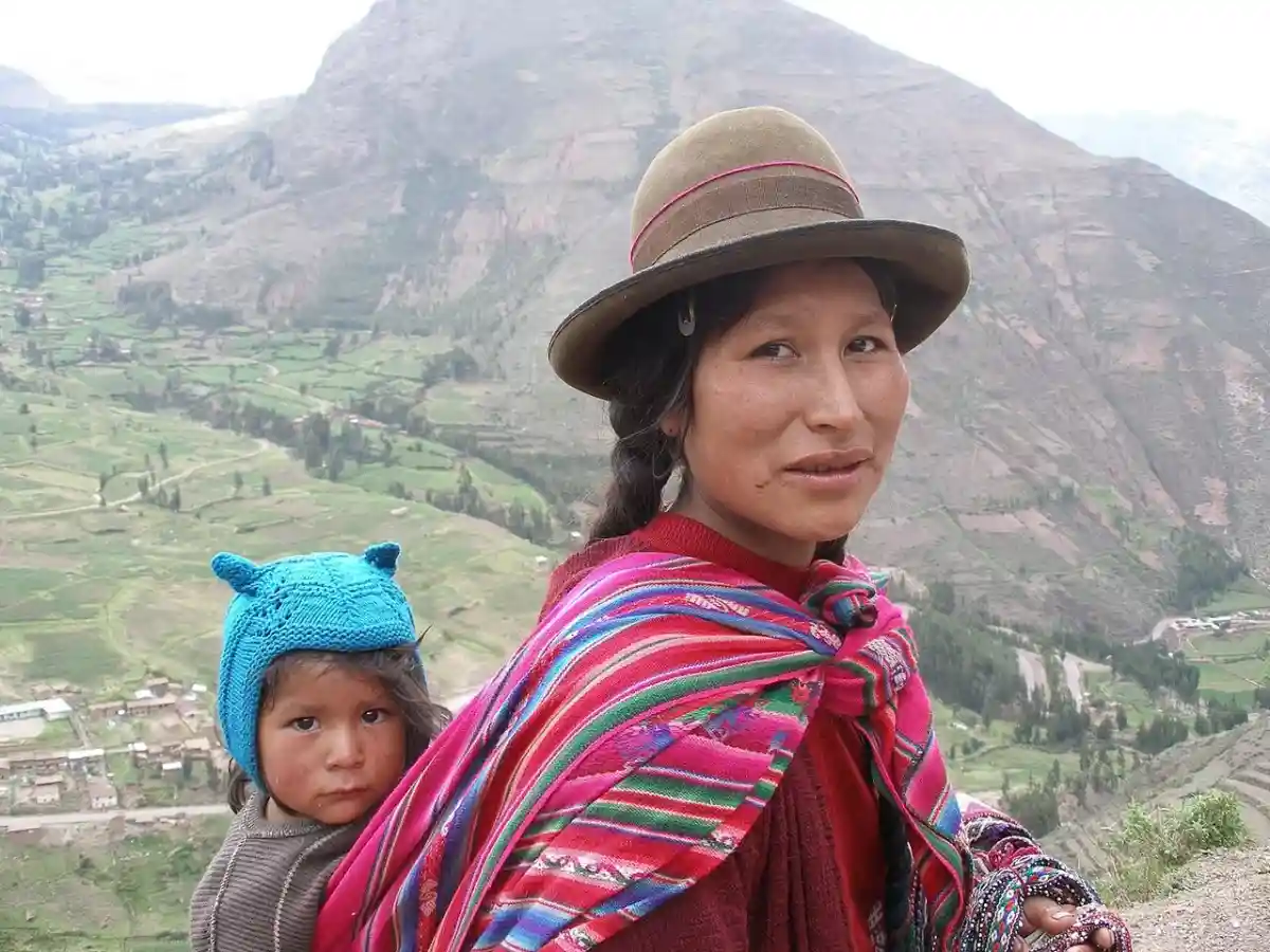 Колдовство в Перу: 7 женщин были схвачены крестьянским патрулем и обвинены в колдовстве. Перуанская женщина с ребенком. Фото: quinet / wikimedia.org
