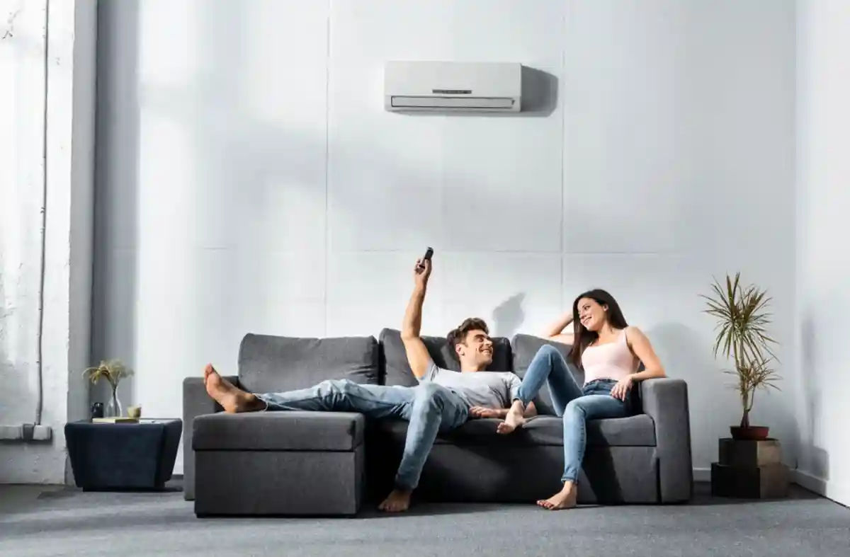 Кондиционер или вентилятор лучше подходит для квартиры. Фото: LightField Studios / Shatterstock.com