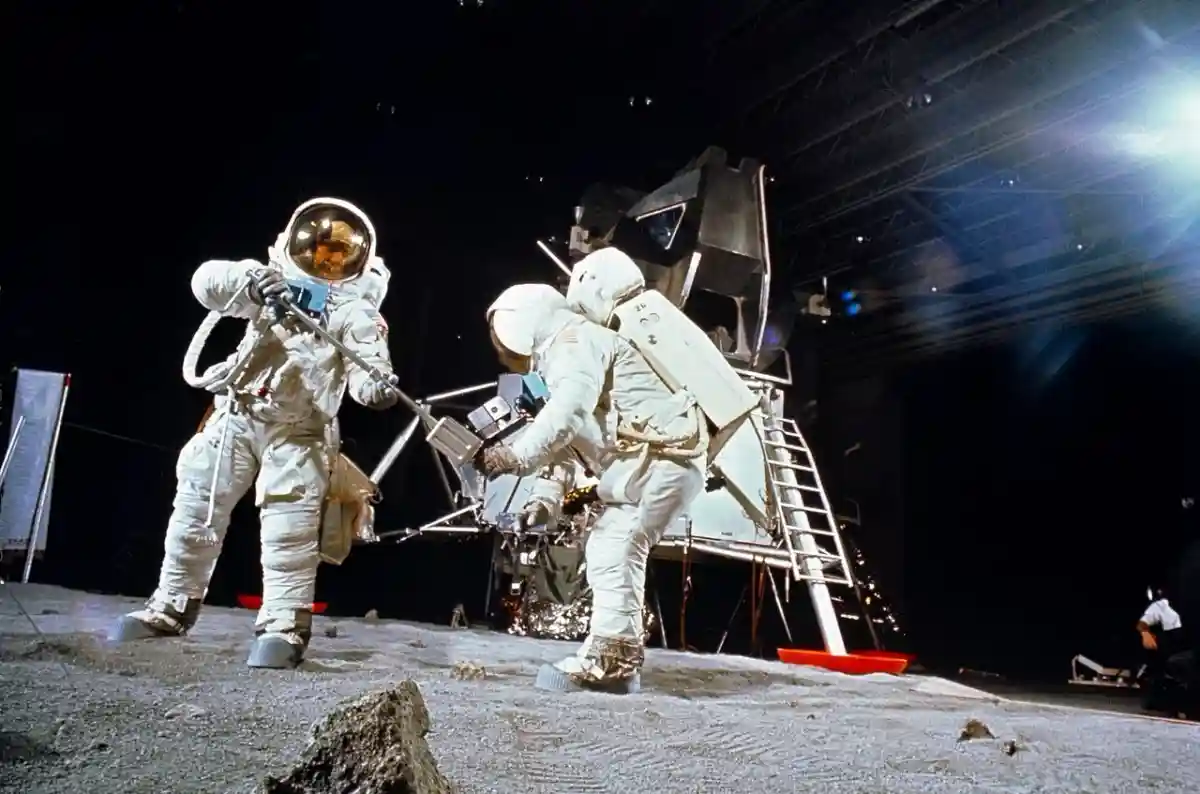 Космическая куртка, проданная на аукционе, надевается под скафандр. Олдрин (слева) и Армстронг в Хьюстоне во время тренировки выхода на лунную поверхность. Фото: NASA / wikimedia.org
