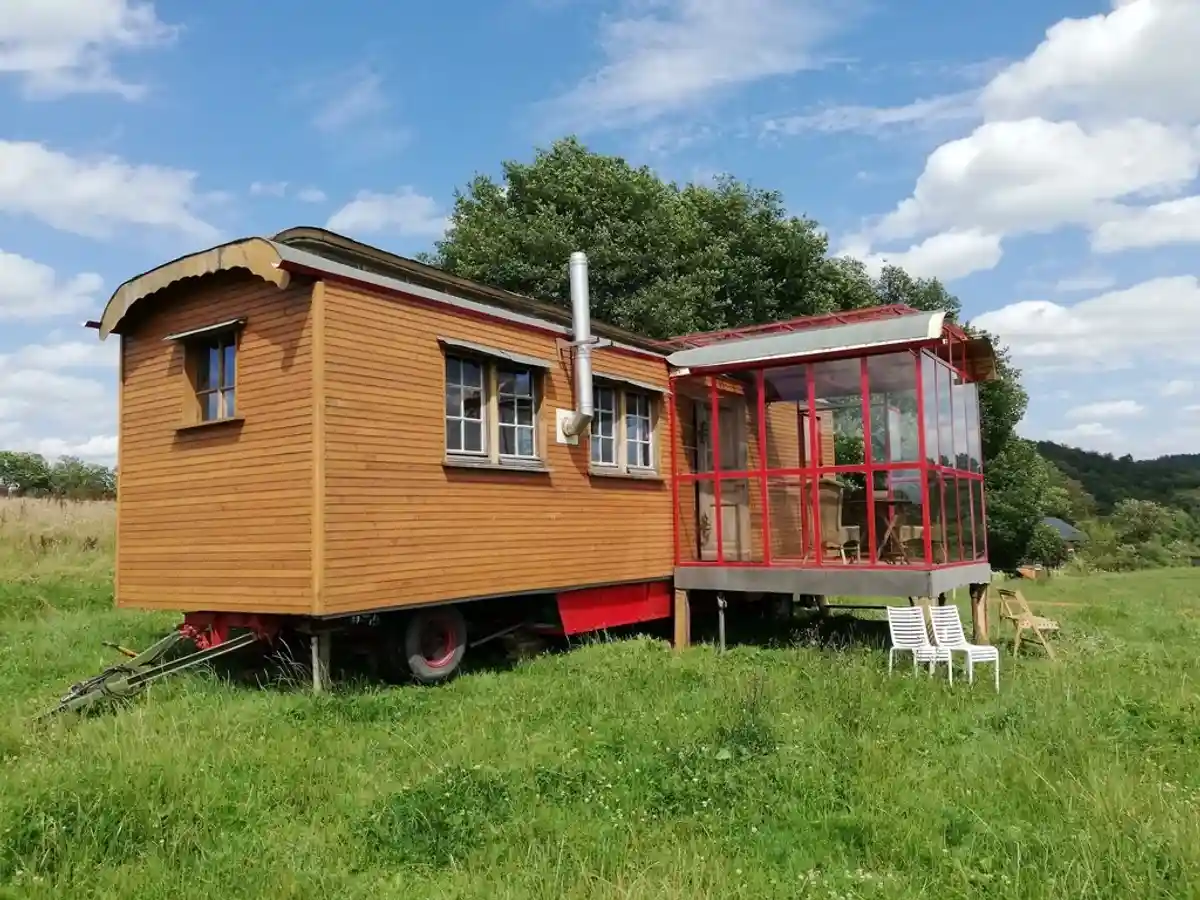 Крошечный дом (Tiny House): домик-цирковая повозка. Фото: Wilfried Toelkes / bergische-freiraumzeit.de 