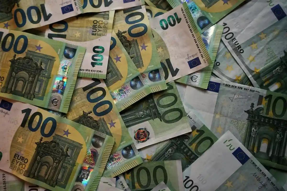 После начала военных действий России в Украине евро с конца февраля стал быстро дешеветь. Фото: Robert Anasch/Unsplash.com