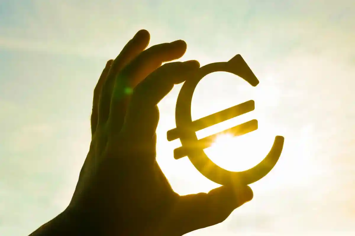Курс евро опустился ниже 1,01 доллара впервые за 20 лет. Фото: maradon 333 / shutterstock.com