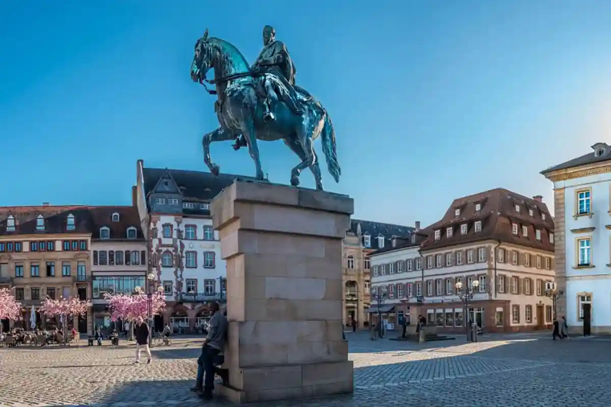 Памятник принцу-регенту Луитпольду и «Алтес Кауфхаус» на ратушной площади в Ландау. Пфальц, Германия. Фото: Margaritka.tourister 
