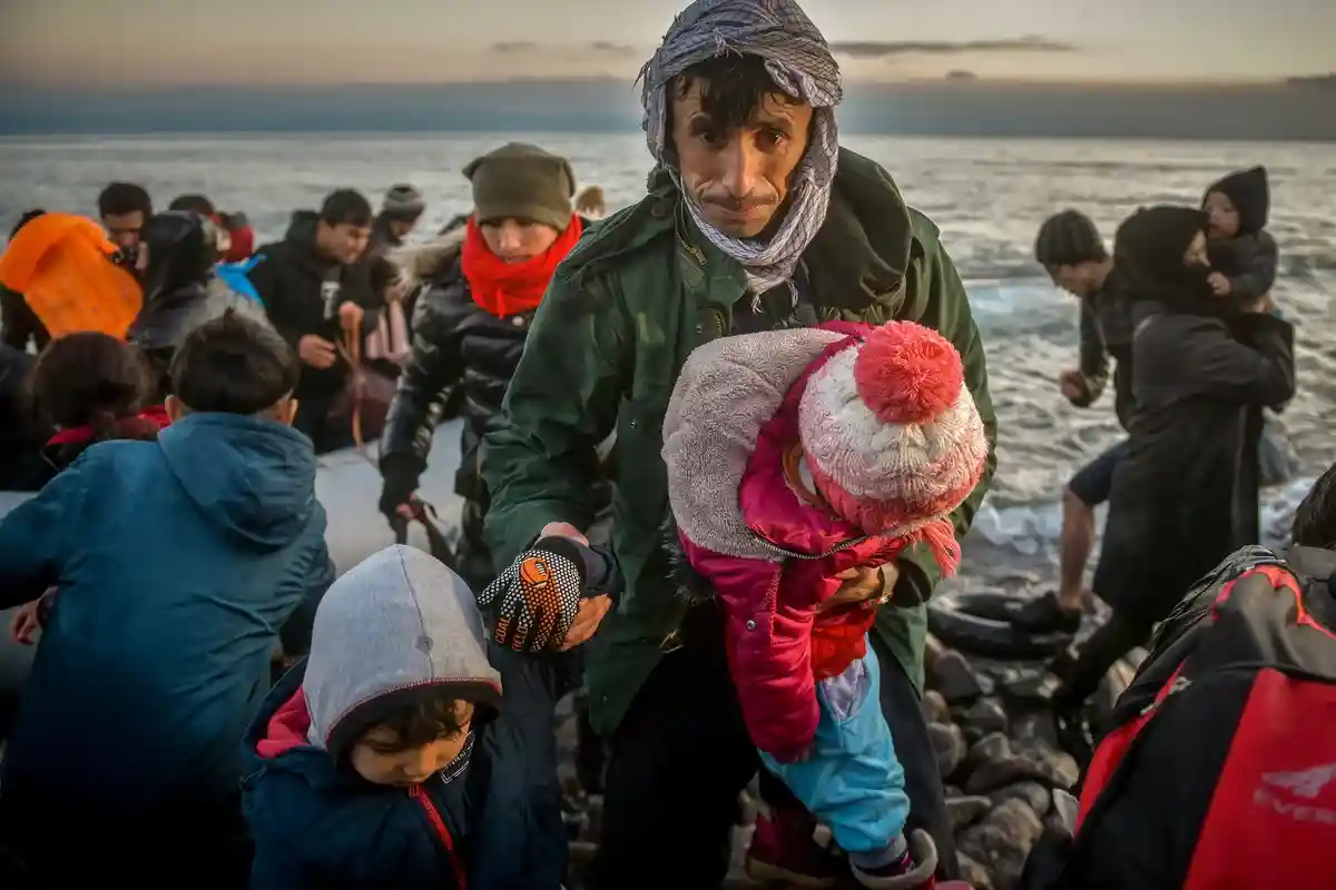 Мигранты прибывают на остров Лесбос. Фото: Ververidis Vasilis / Shutterstock.com