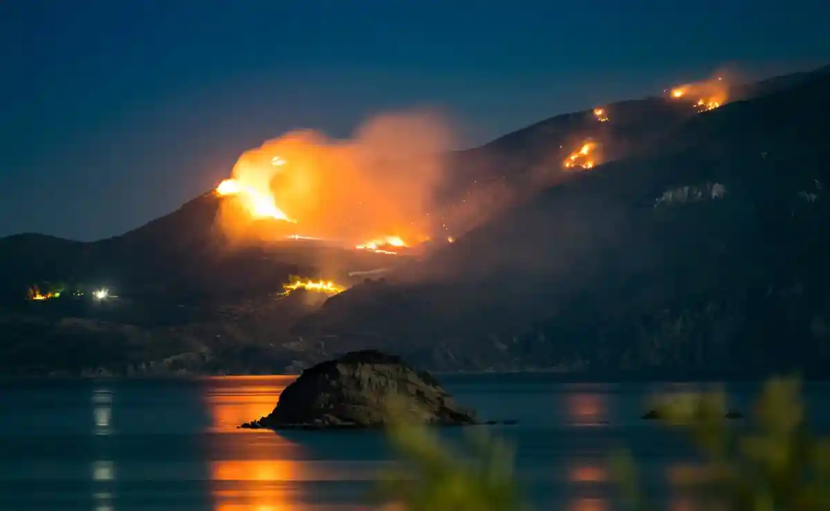 Лесные пожары в Греции. Фото: Burben / Shutterstock.com
