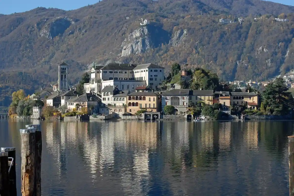 Озеро Орта в Италии. Фото: fabiovaleggia / pixabay.com