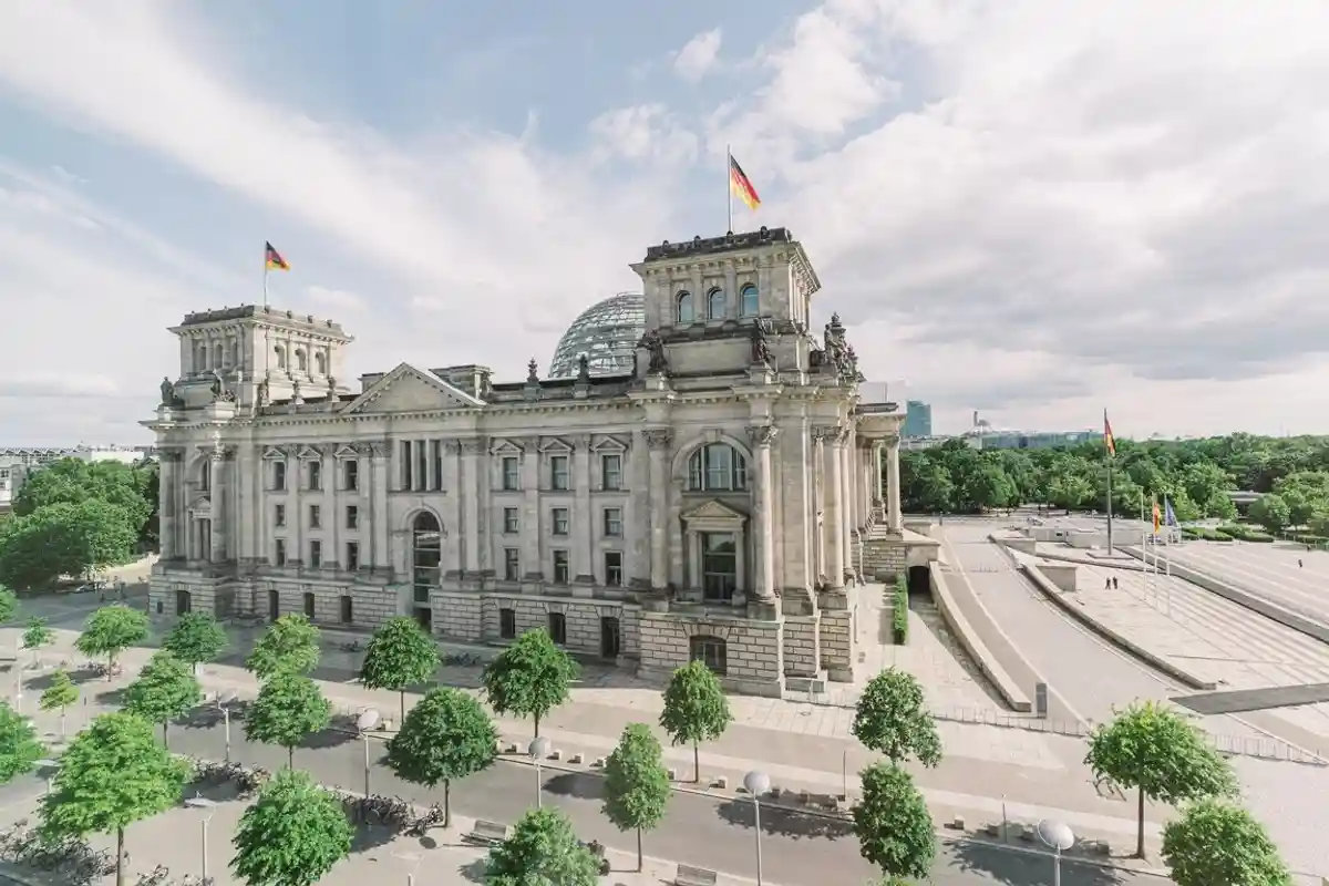 Марихуана и автолюбители в Германии обсуждались в парламенте 7 июля 2022 года. Фото: Fionn Große / Unsplash.com 