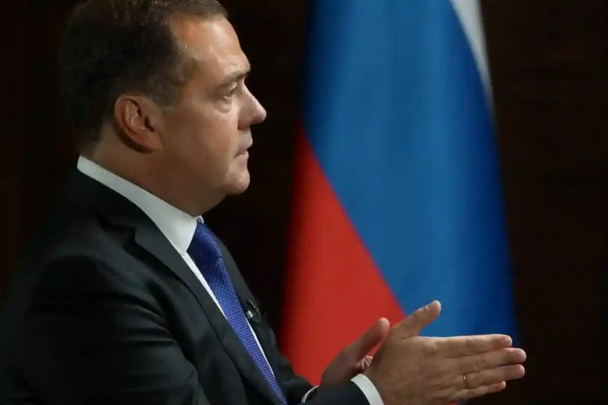 Медведев дал совет Зеленскому