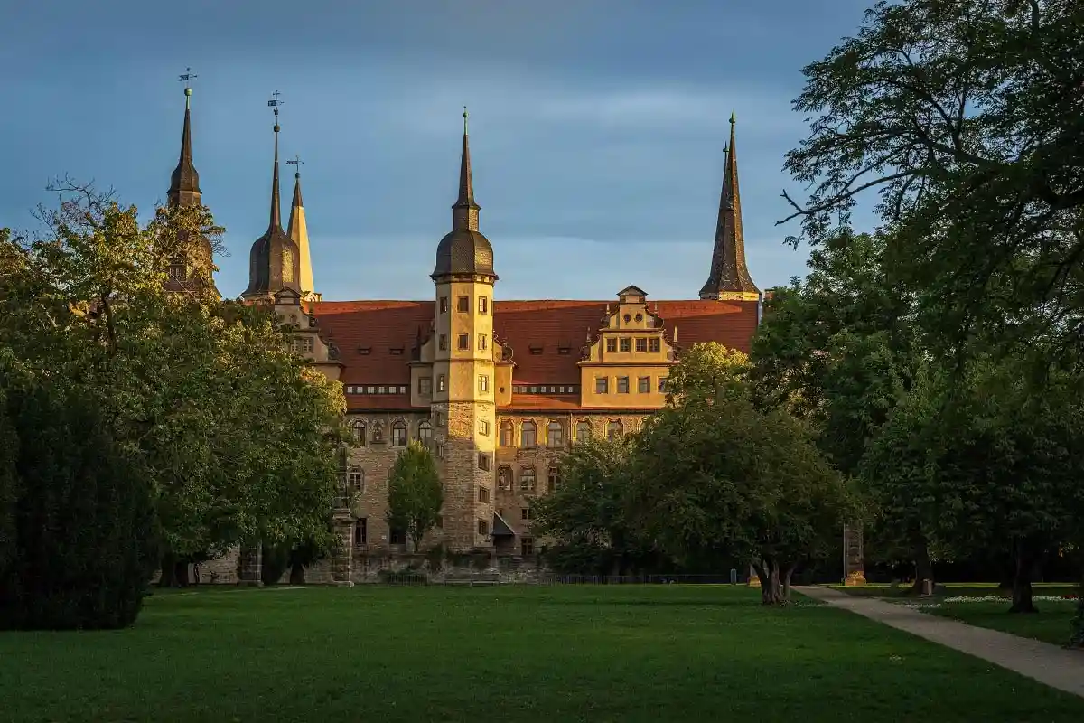 Гостеприимные жители Мерзебурга вам с радостью покажут старинные дворцы и замки, роскошные сады, и здания, выстроенные в стиле «соцреализм». Фото: pixabay.com