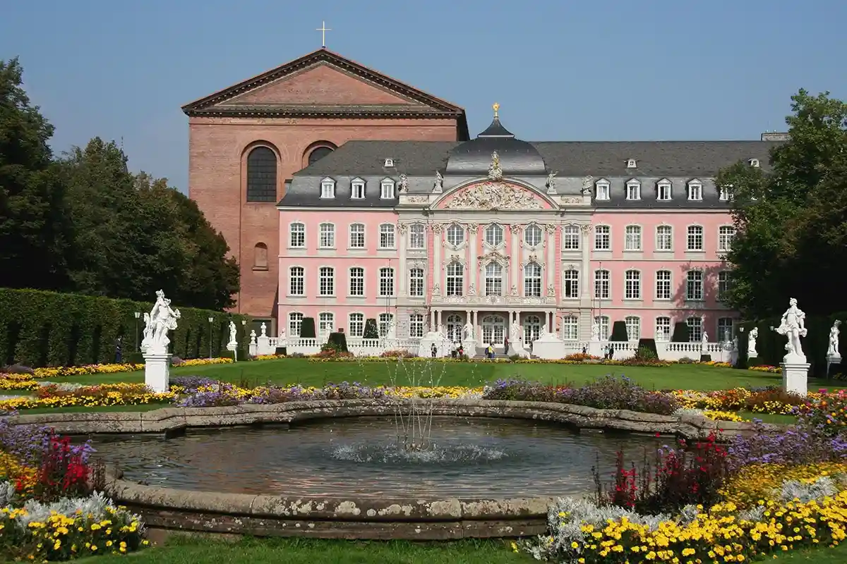 Розовый барочный дворец и фонтаны. Фото: wikimedia.com