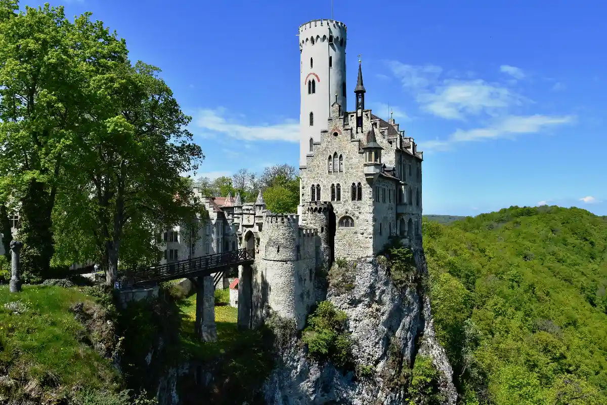 Замок Лихтенштейн — культурное наследние Германии. Фото: Vadim Lu / Pexels.com