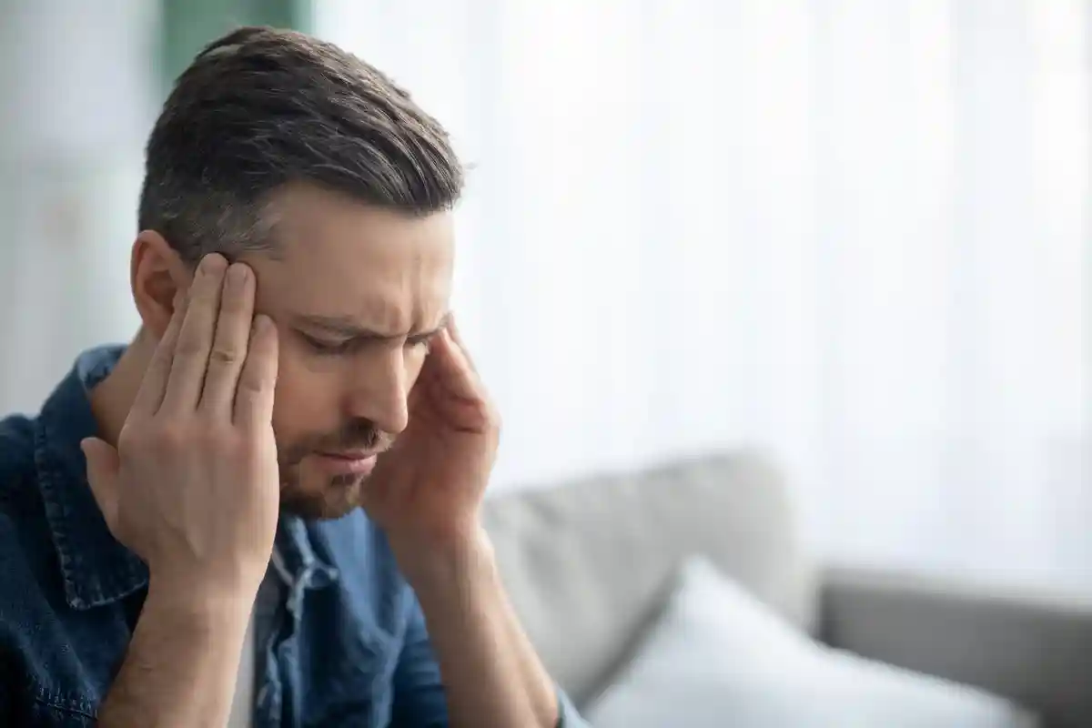 Стресс является основной причиной появления мигрени у мужчин в Германии. Фото: Prostock Studio / Shutterstock.com