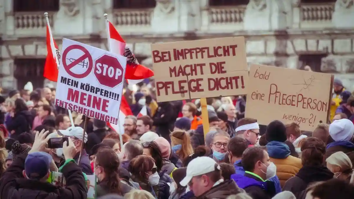 Минздрав Германии публикует вводящую в заблуждение информацию. Протесты против ковид-ограничений и вакцинации. Фото: Rainhard Wiesinger / Pixabay.com