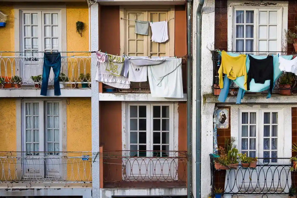 Изучите договор, прежде чем сушить белье на балконе в Германии. Фото: Kreminska / Shutterstock.