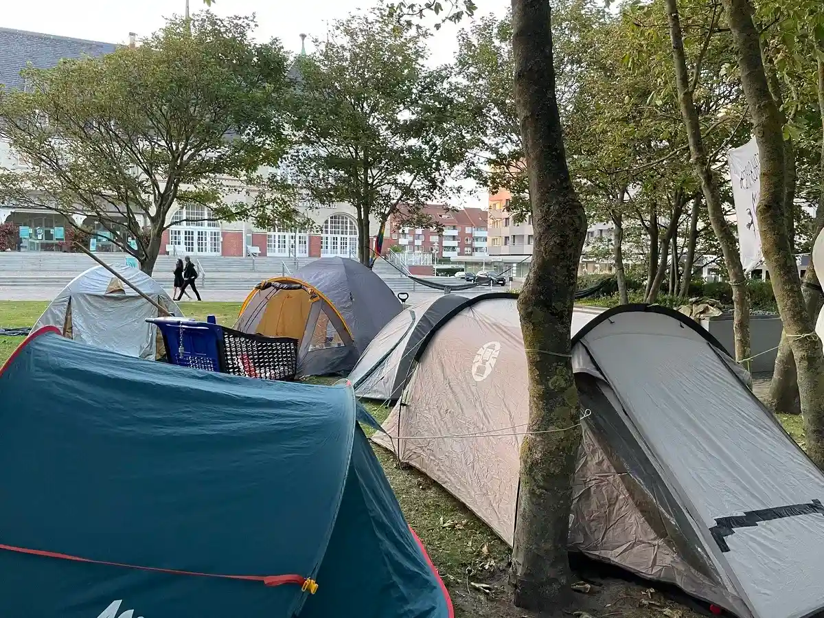 На Зюльте прошла демонстрация антифашистов. Некоторые участники прибыли заранее и остановились в палатках. Фото: @armillabrandt / twitter.com