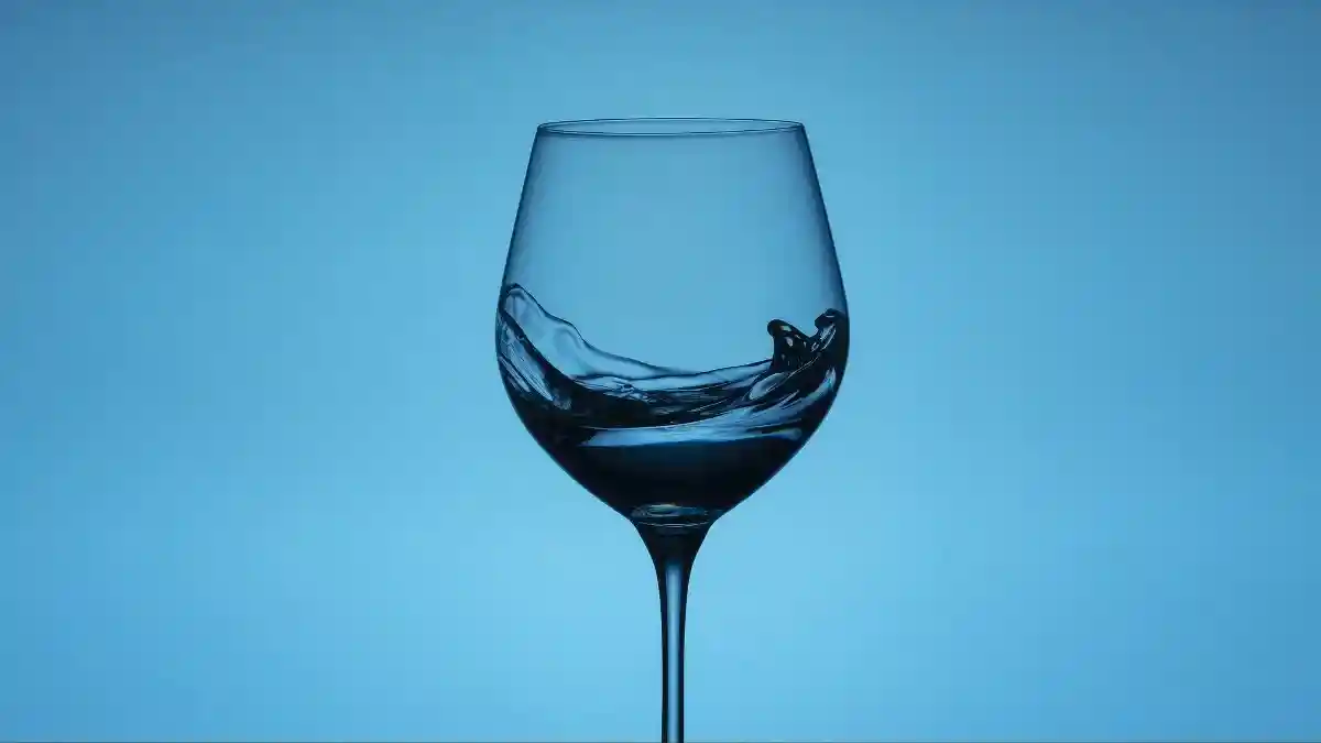 Настоящее вино оставляет разводы на бокале. Фото Jinhong Kim / Pixabay.com