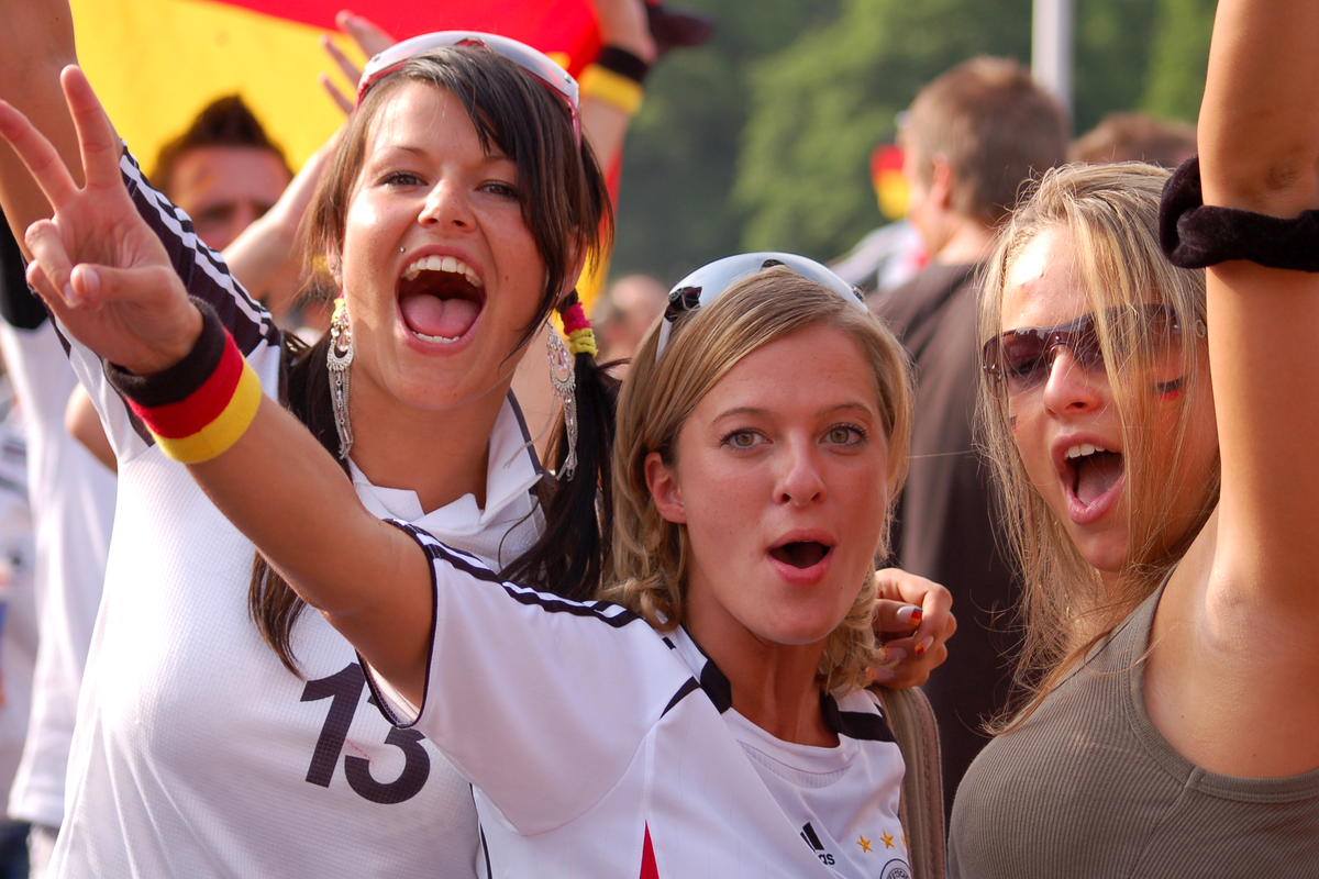 В финале немок поддержат фанатки и фанаты. Фото: Cyril Hou / shutterstock.com