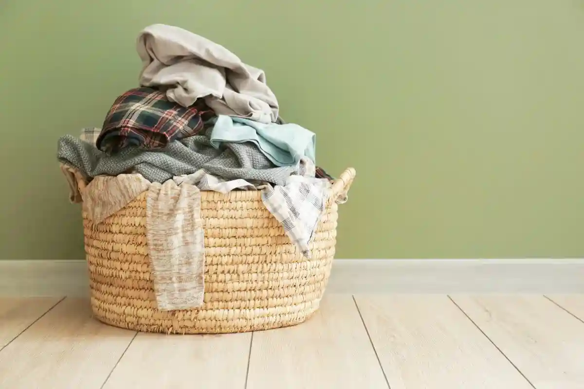 Необходимые вещи для общежития: корзинка для белья, которую удобно носить в прачечную. Фото: Pixel-Shot / Shutterstock.com