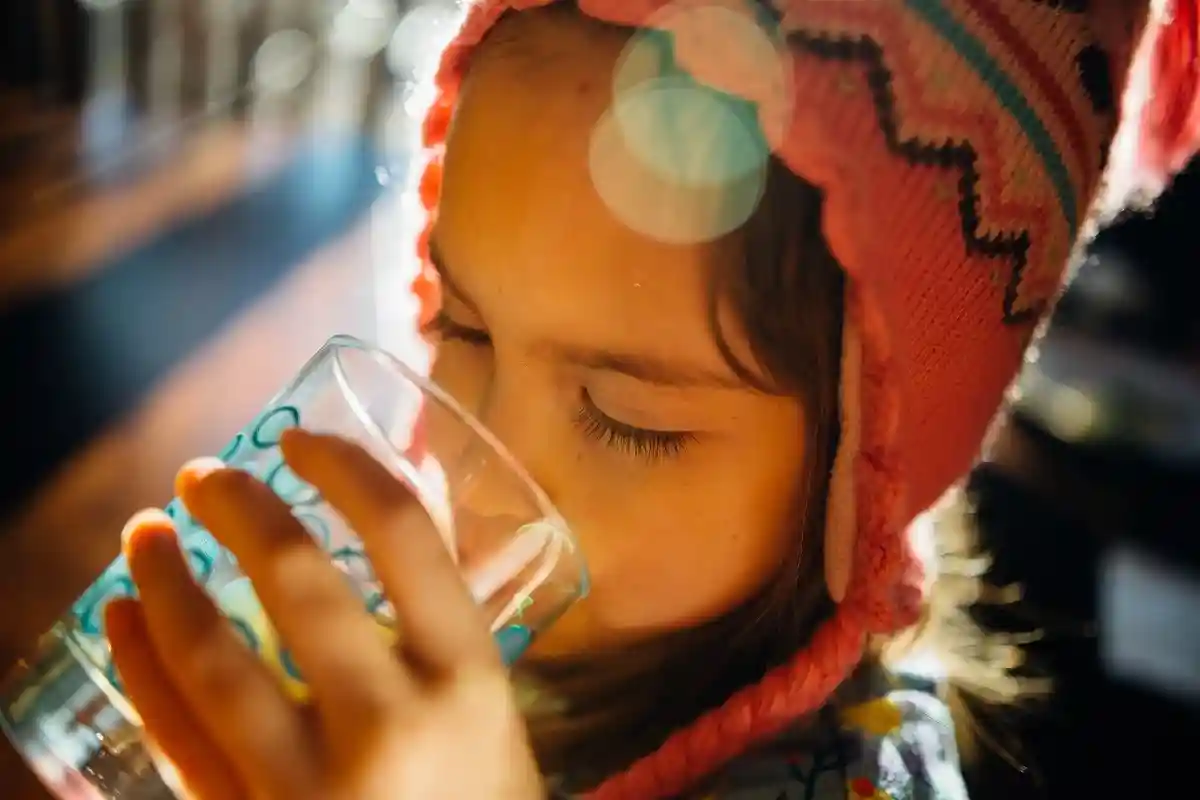 Следите за тем, сколько ребенок пьет воды. Слишком большое количество жидкости является неочевидной опасностью. Фото: Johnny McClung / unsplash.com