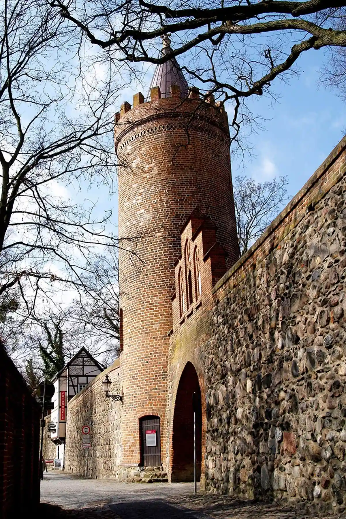 Кирпичное готическое строение высотой 25 метров с каменным шпилем и зубчатыми стенами будто сошло с картинки рыцарских романов. Фото с официального сайта города