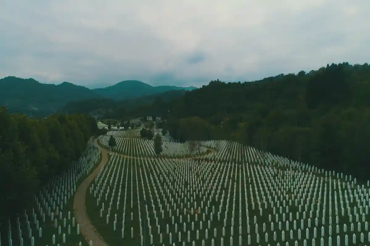 Нидерланды извинились за свои действия в Сребренице. Это кладбище жертв в Поточарах. Фото: dotshock / shutterstock.com