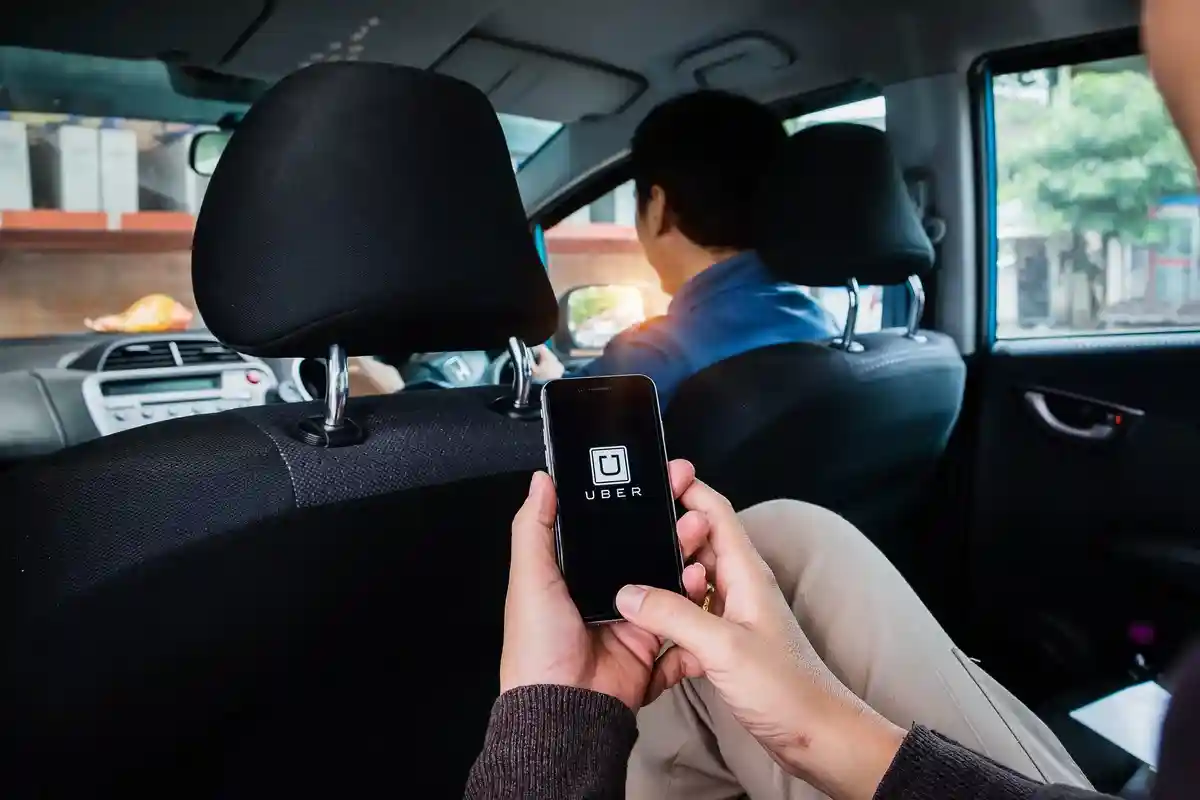 Uber ввел функцию, которая удобна и водителю, и пассажиру. Фото: Worawee Meepian / Shutterstock.com
