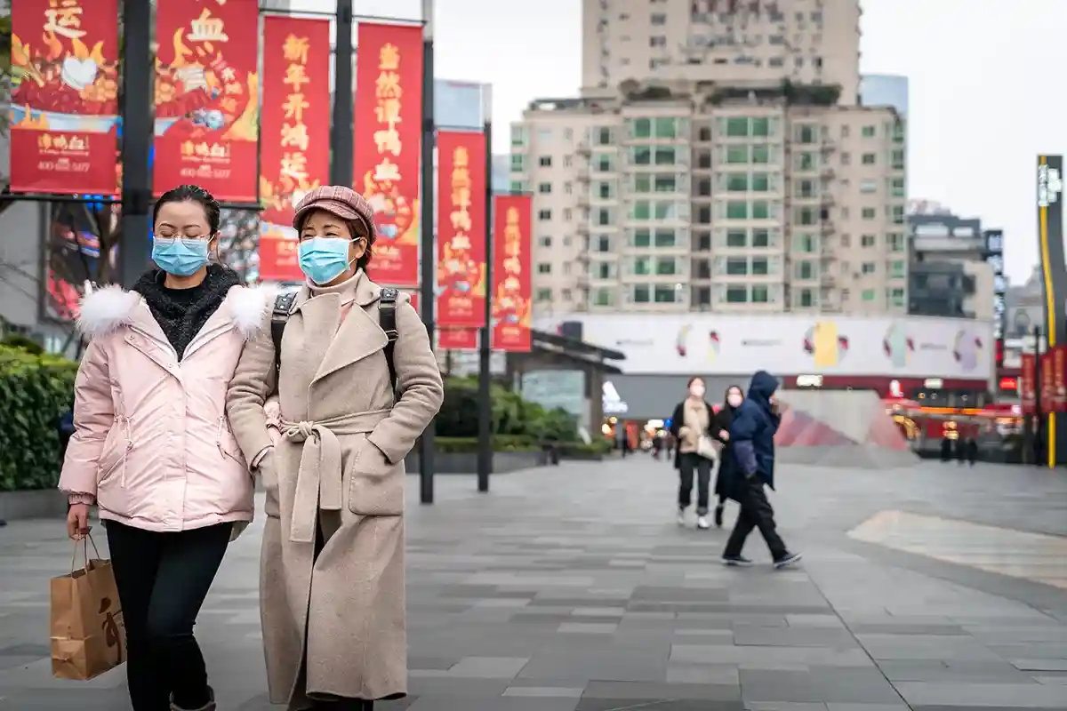 Жара и массовое тестирование не так огорчают жителей Китая, как финансовая неопределенность. Фото: IHOR SULYATYTSKYY / Shutterstock.com