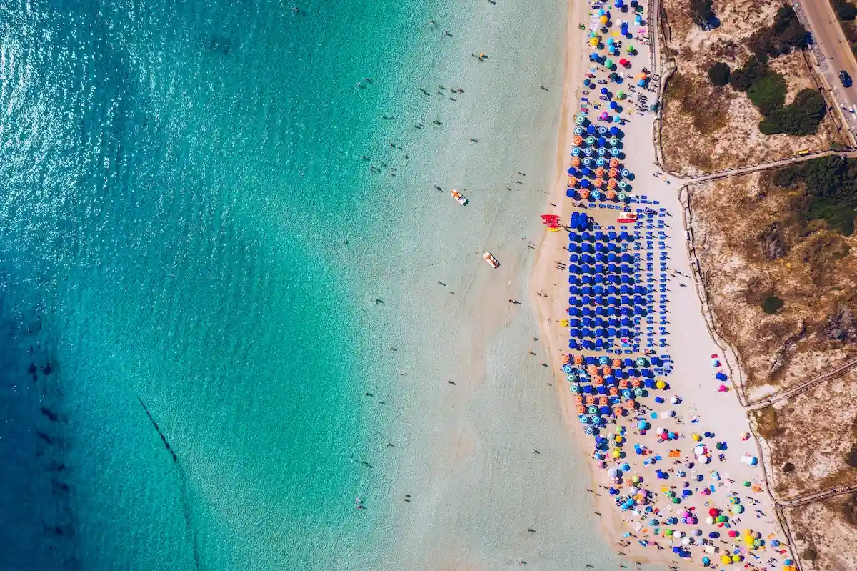 Новые правила в Италии, на пляже Ла Пелоза включают запрет на полотенце и входные билеты. Фото: DaLiu / shutterstock.com