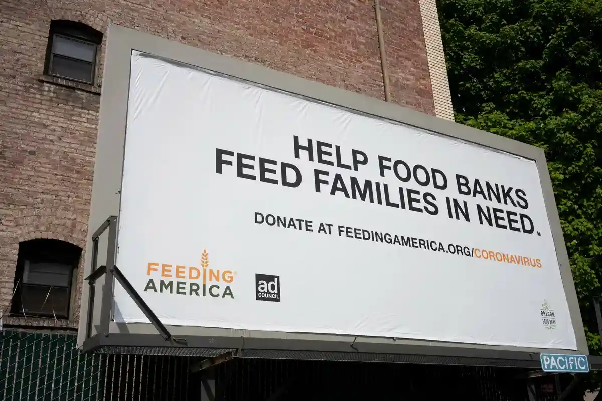 Очереди за бесплатной едой выстраиваются перед продовольственными банками Feeding America. Фото: Ladanifer / shutterstock.com