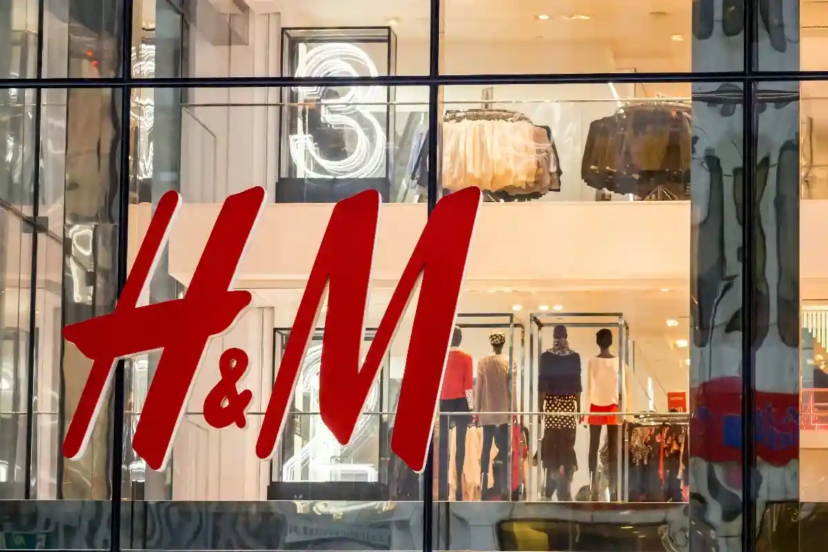 Многие крупные торговые сети (H&M, Zara, C&A, Mango и TK Maxx) повысят цены на одежду осенью. Фото: Venturelli Luca / Shutterstock.com