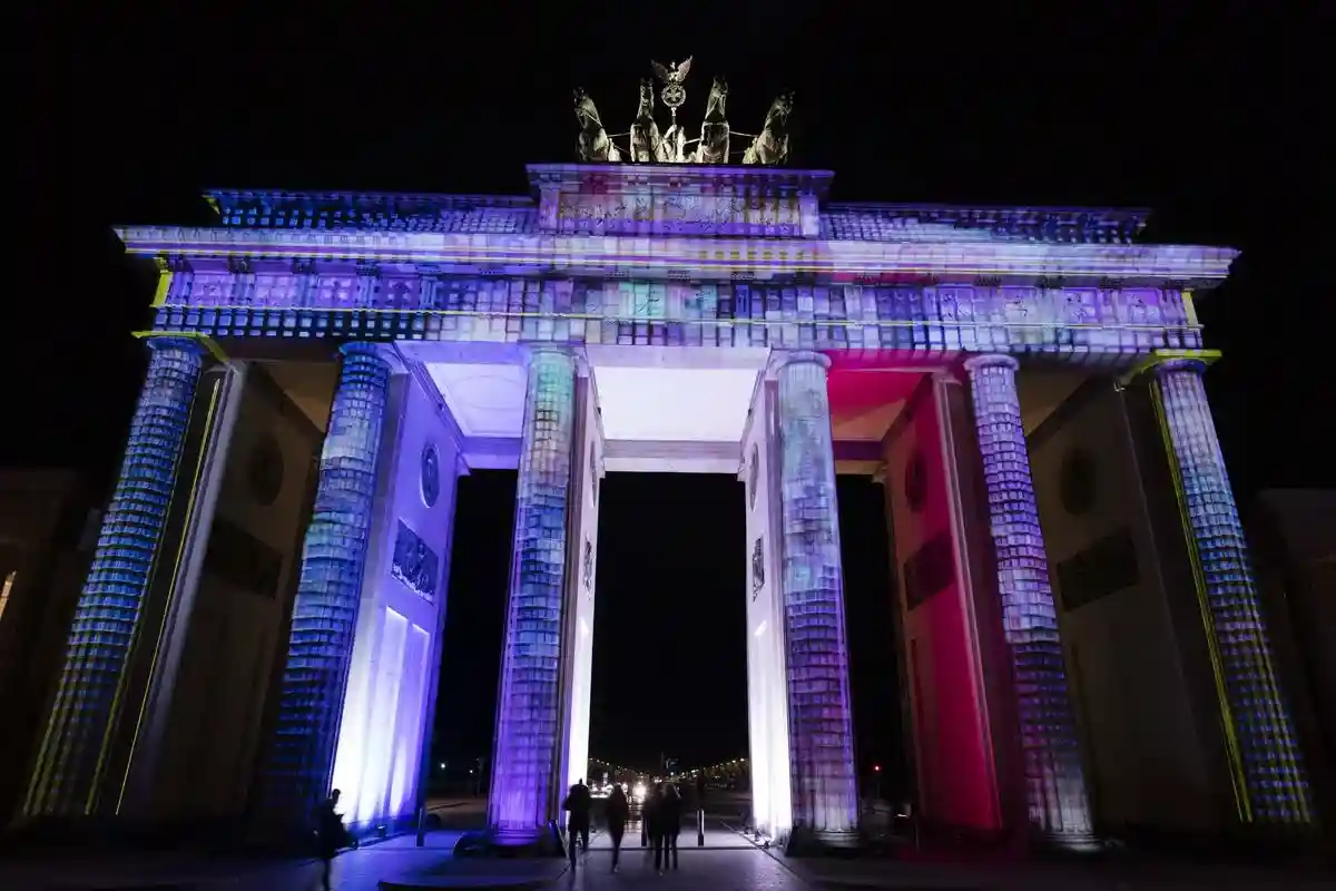 Освещение Бранденбургских ворот отключат, чтобы сэкономить электроэнергию Фото: WhiteHaven / shutterstock.com