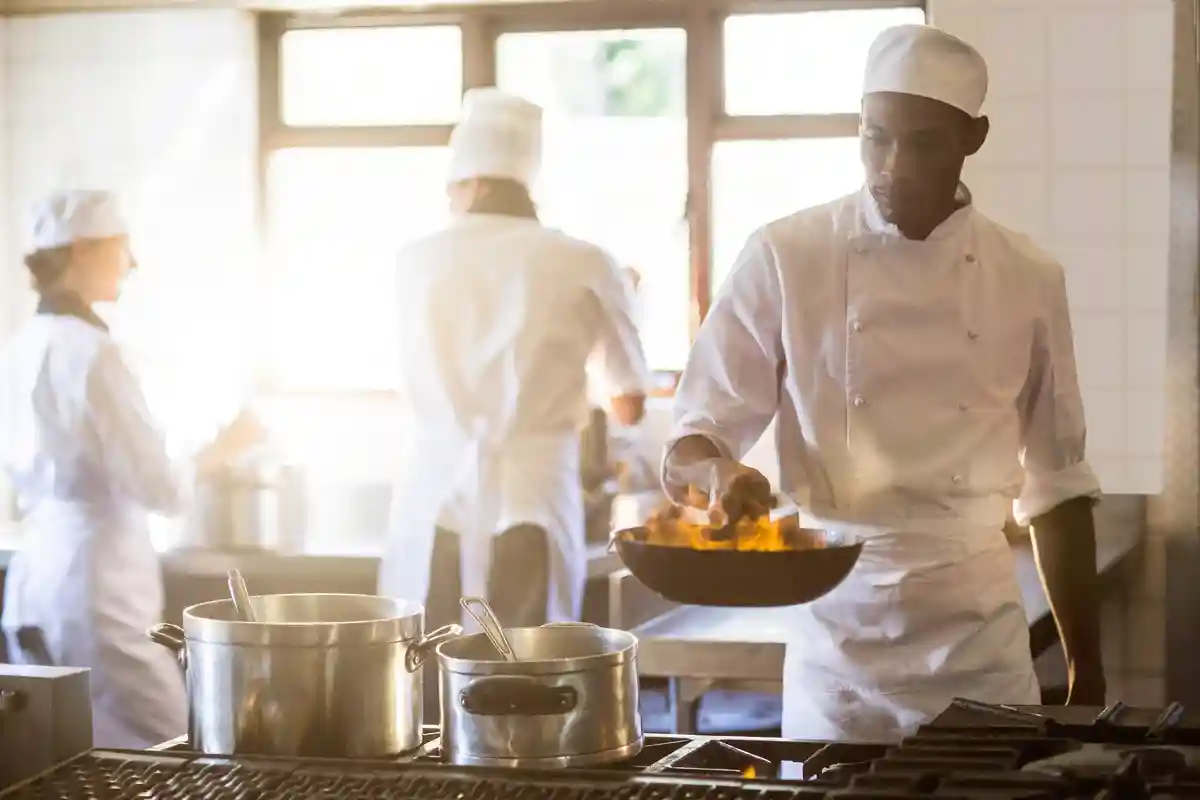 Отели и рестораны полагаются на иммиграцию работников. Фото: wavebreakmedia / Shutterstock.com