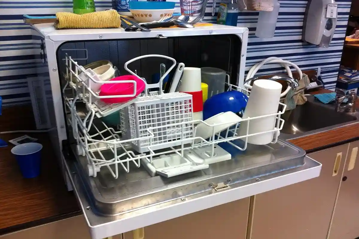Открывать посудомоечную машину. Фото: onlynoodle / pixabay.com