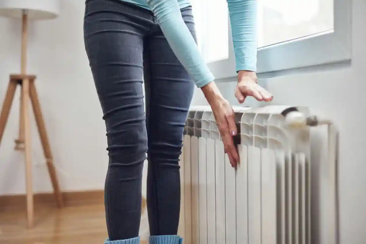 Радиатор в вашем доме не должен быть закрыт посторонними предметами. Фото: AstroStar / Shutterstock.
