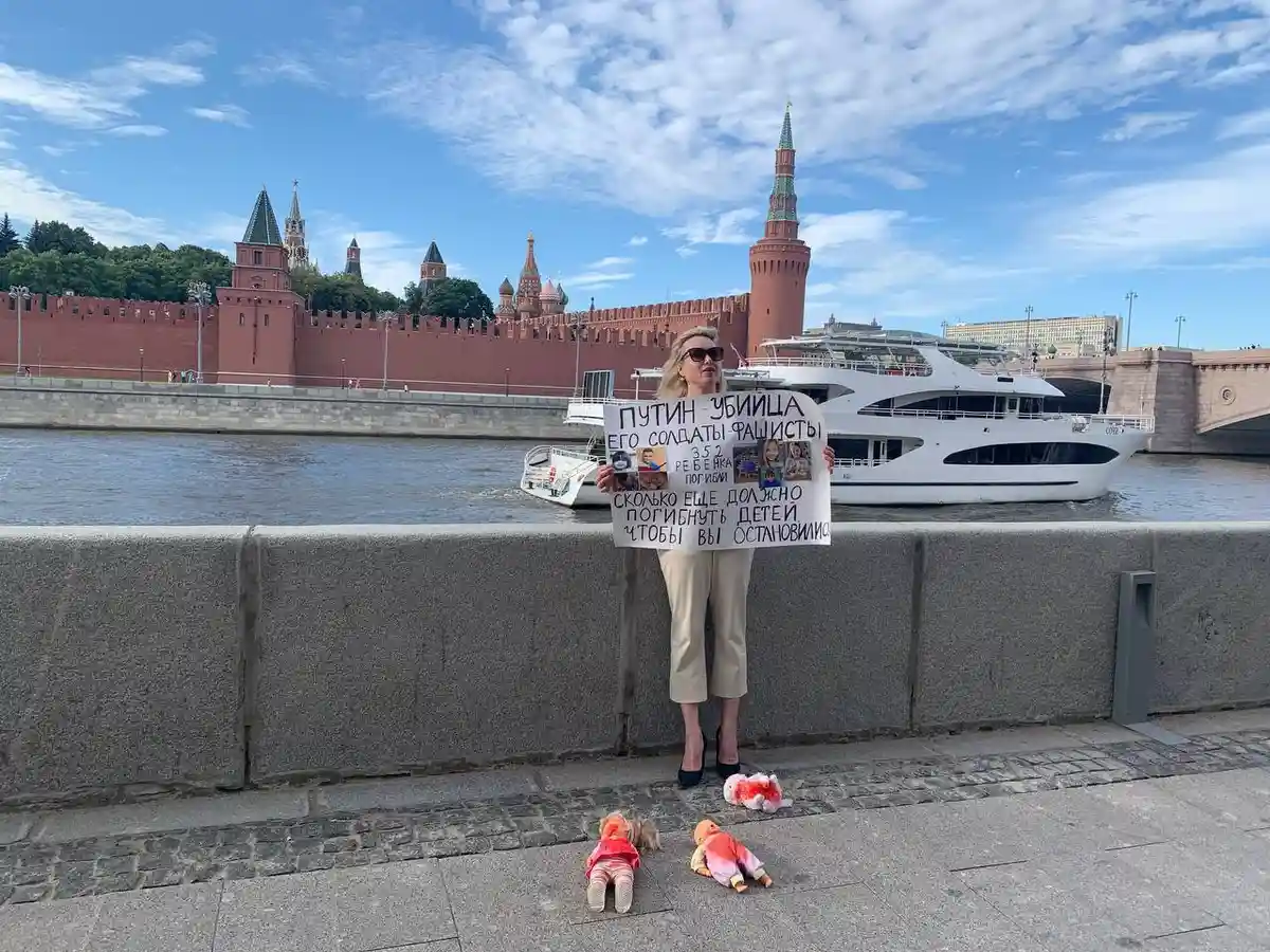 Овсянникова во время пикета возле Кремля назвала Путина убийцей