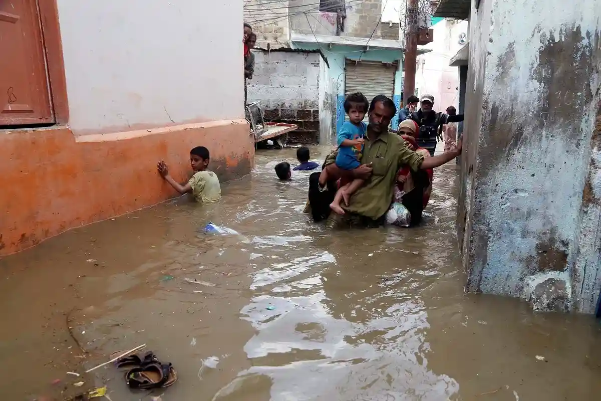 Проливной дождь затопил крупнейший город Пакистана