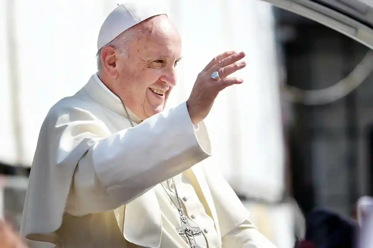 Папа римский дал большое интервью. Фото: MikeDotta / Shutterstock.com