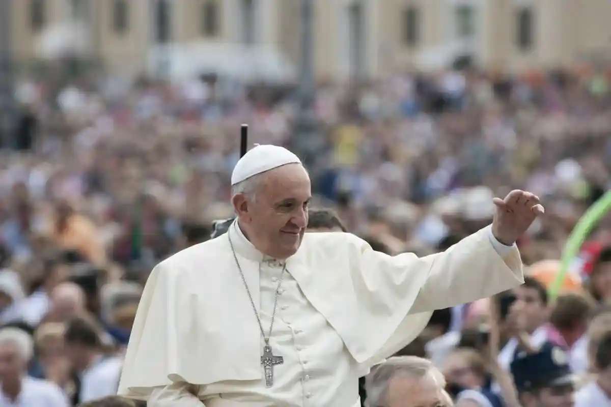 Папа Римский отслужил мессу перед десятками тысяч жителей Канады фото 1