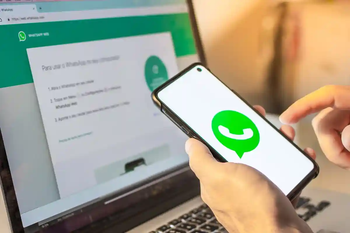 Новый законопроект о работе WhatsApp. Фото: Antonio Salaverry / Shutterstock.com