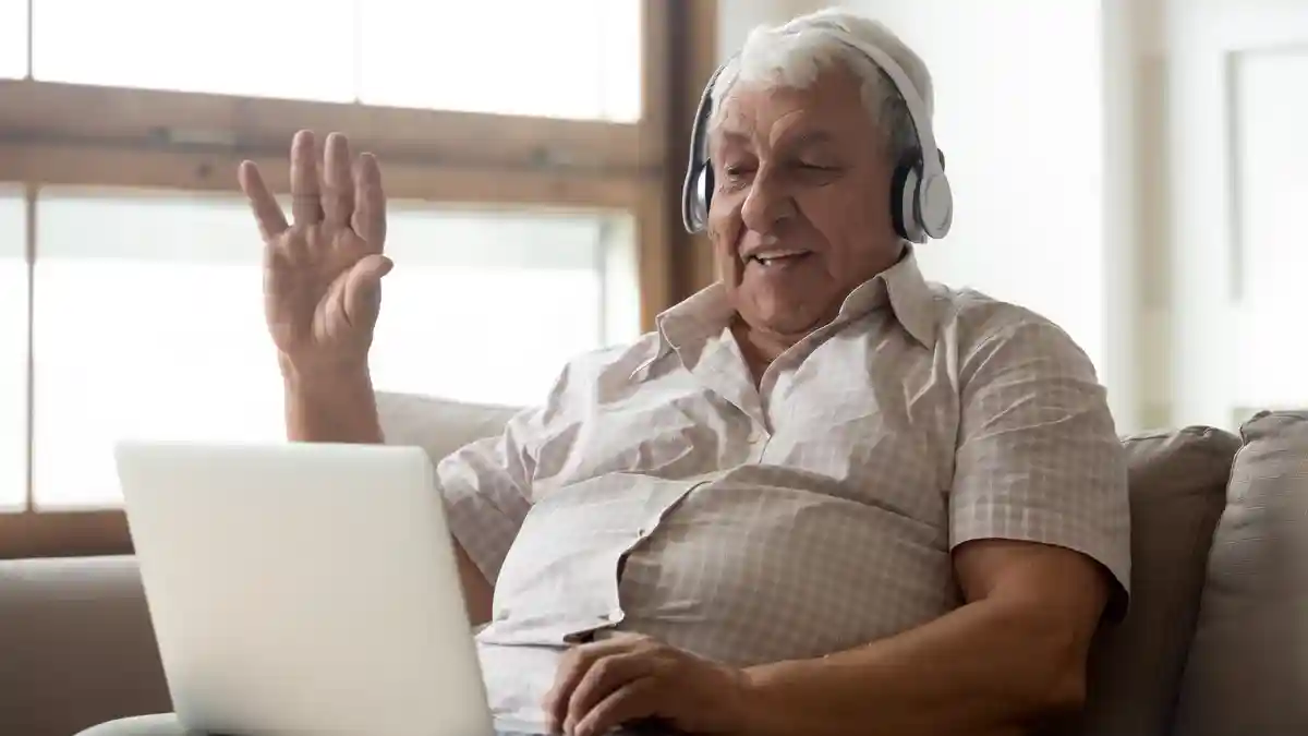 Пенсионеры Пфаффенхофена осваивают Интернет. Фото: Fizkes / Shutterstock.com