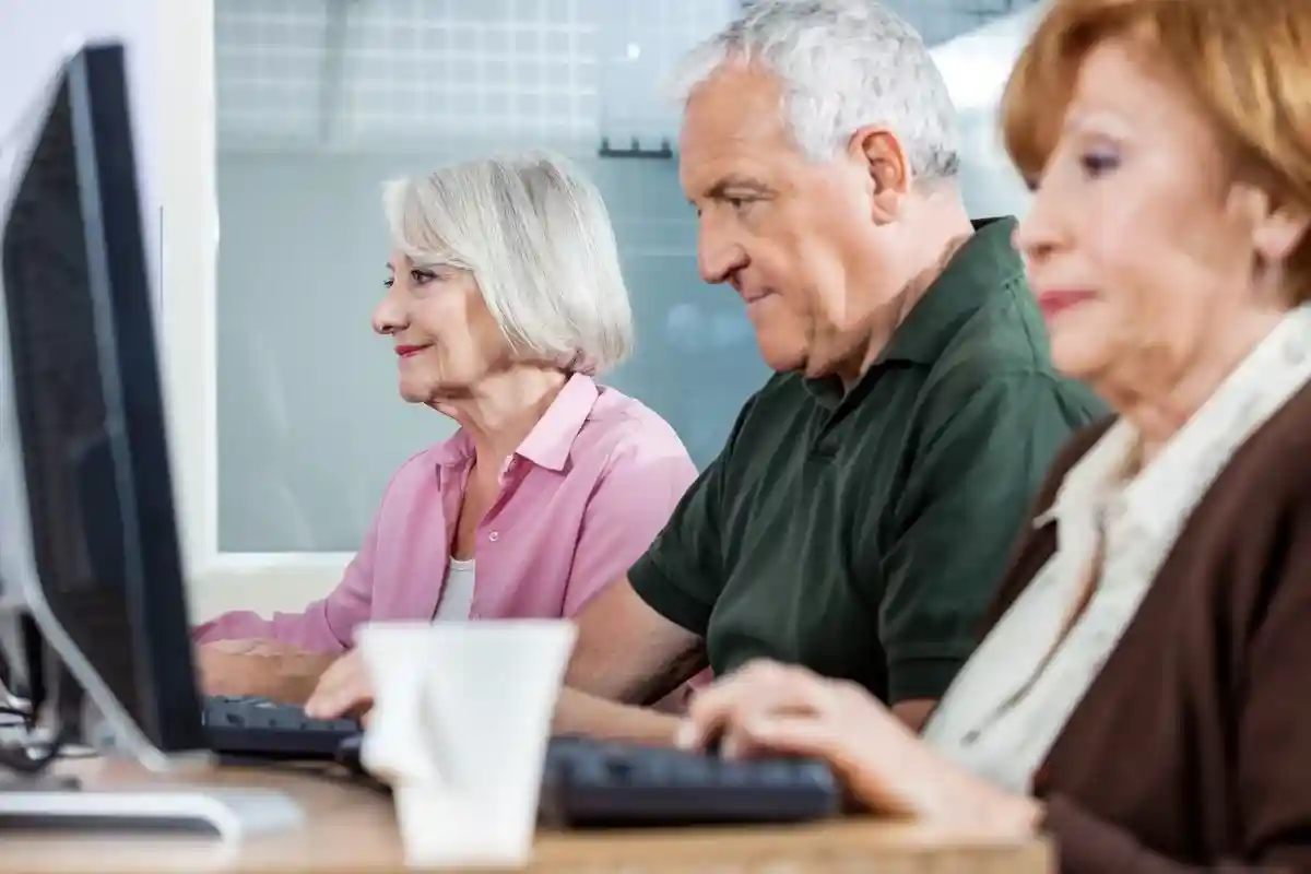 В центре для пожилых людей пенсионерам помогают разбираться с интернет-услугами. Фото: Tyler Olson / Shutterstock.com