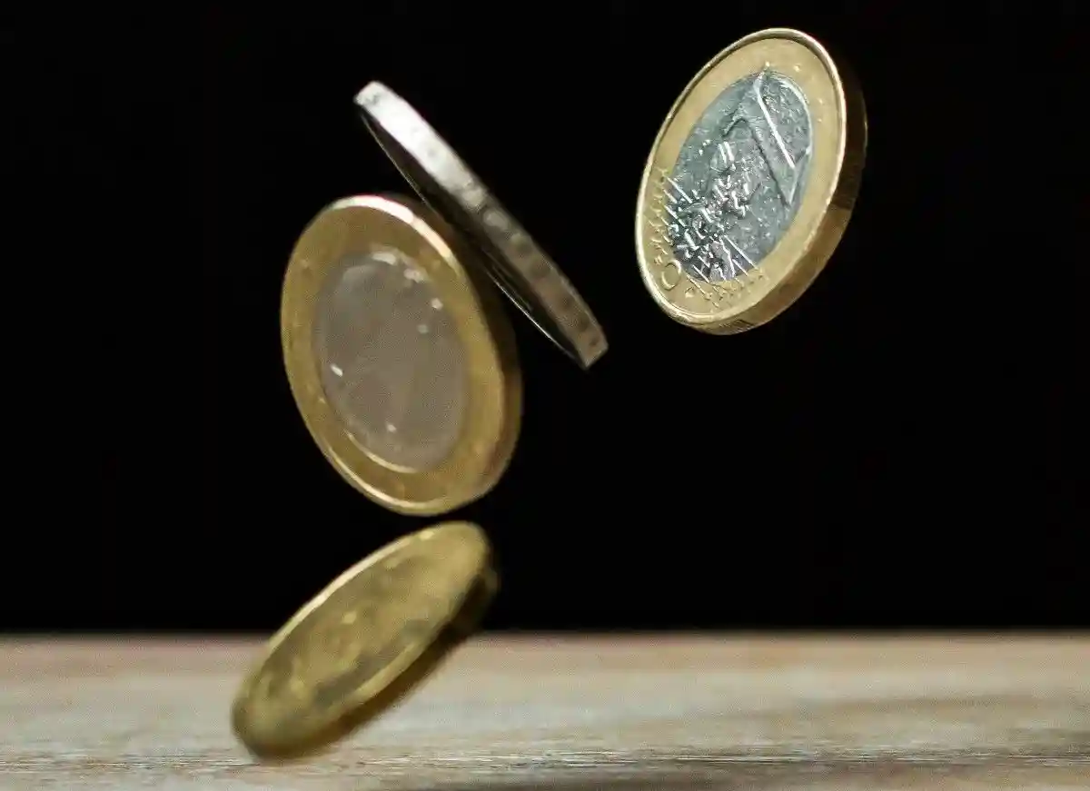 Почему евро падает, понятно. Как низко он может упасть и к чему это приведет — вот что волнует Европу в первую очередь.. Фото: yandex.ru