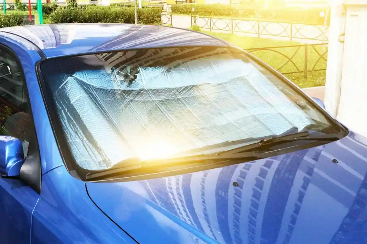 Используйте светоотражающую солнцезащитную пленку на лобовом стекле. Фото: aappp / shutterstock.com