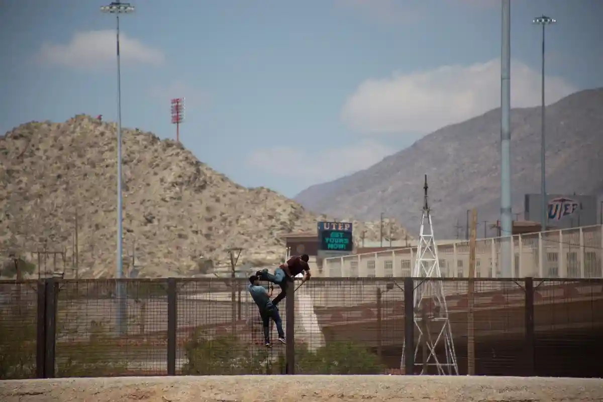 Мексиканцы незаконно пересекают границу с США ради лучшей жизни. Фото: David Peinaldo Romero / Shutterstock.com